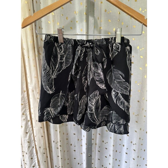 Luz Junior's All Over Feathers Faux Wrap Flutter Front Tie Pull On Shorts - Picture 2 of 7